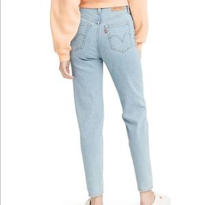 Levi’s High Waisted Taper Jean 28